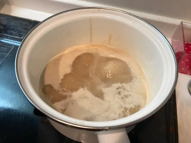 別の鍋で水を沸かし、スープを入れてひと煮立ちさせる