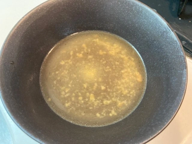 麺の茹で上がりの状況を見て、丼にスープを準備する