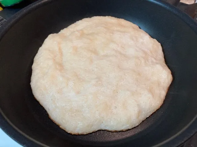 フライパンにねばりっこを流し込んで焼けたら完成