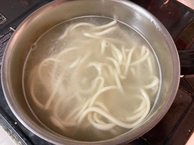 たっぷりのお湯で麺を１５分茹でる