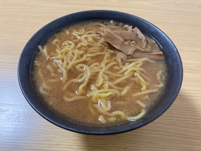 チルドでも味噌の旨みに生麺がうまい！すみれの味噌ラーメン