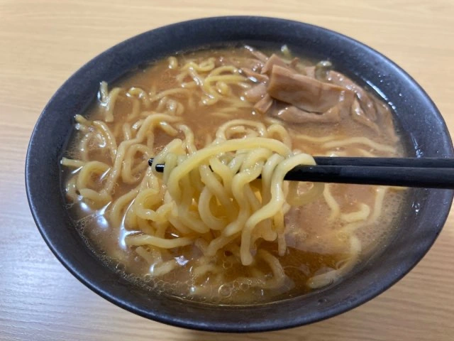 生麺でツルツル、麵にスープが絡む