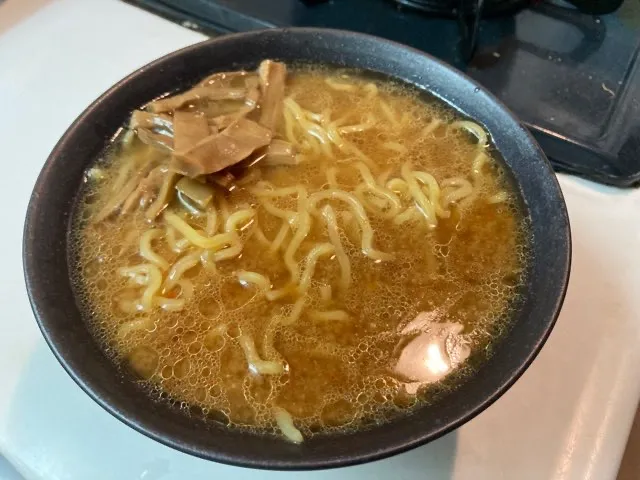 麺と付属のめんまを盛り付けたら完成！