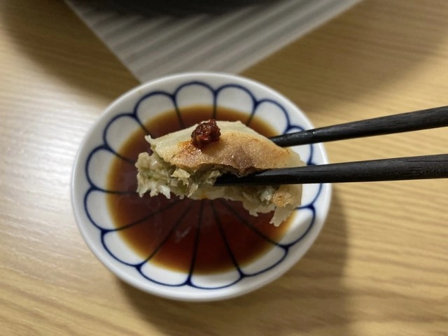 薬味の赤こしょうを付けて食べる