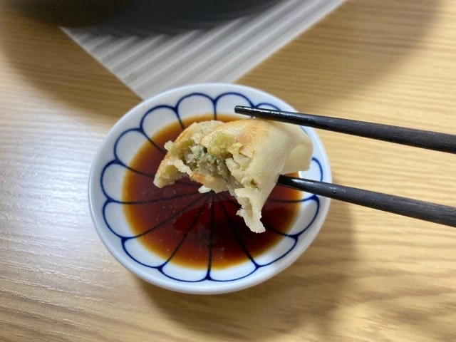 薬味の柚こしょうを付けて食べる