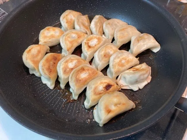 鉄なべの餃子の焼き方