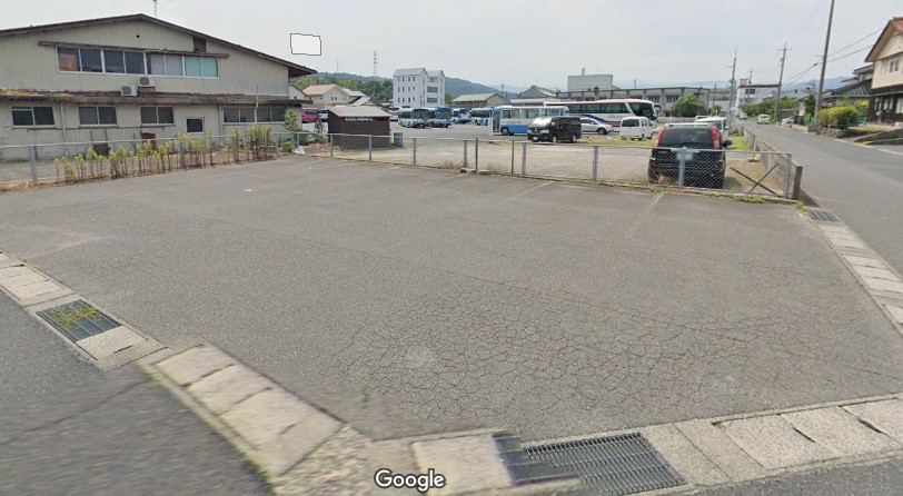 アスファルトの駐車場（Googlemapストリートビュー引用）