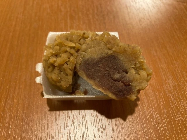 栗餡の中にこし餡が入っている