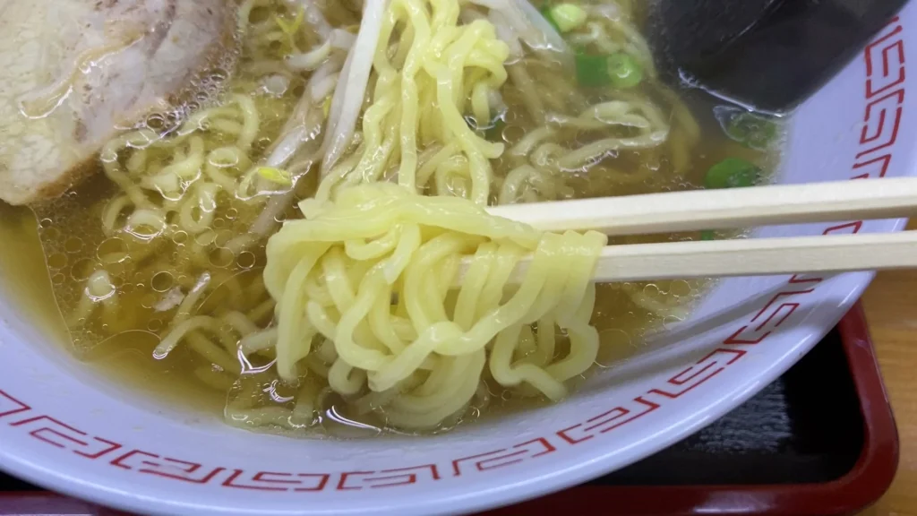 スープがしっかり絡む麺